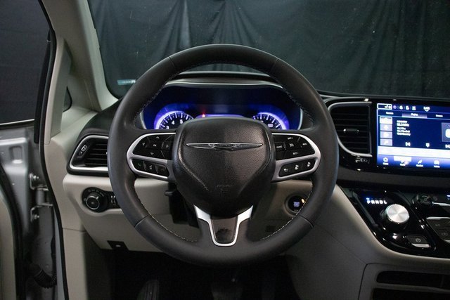 Used 2024 Chrysler Pacifica Touring-L image 24