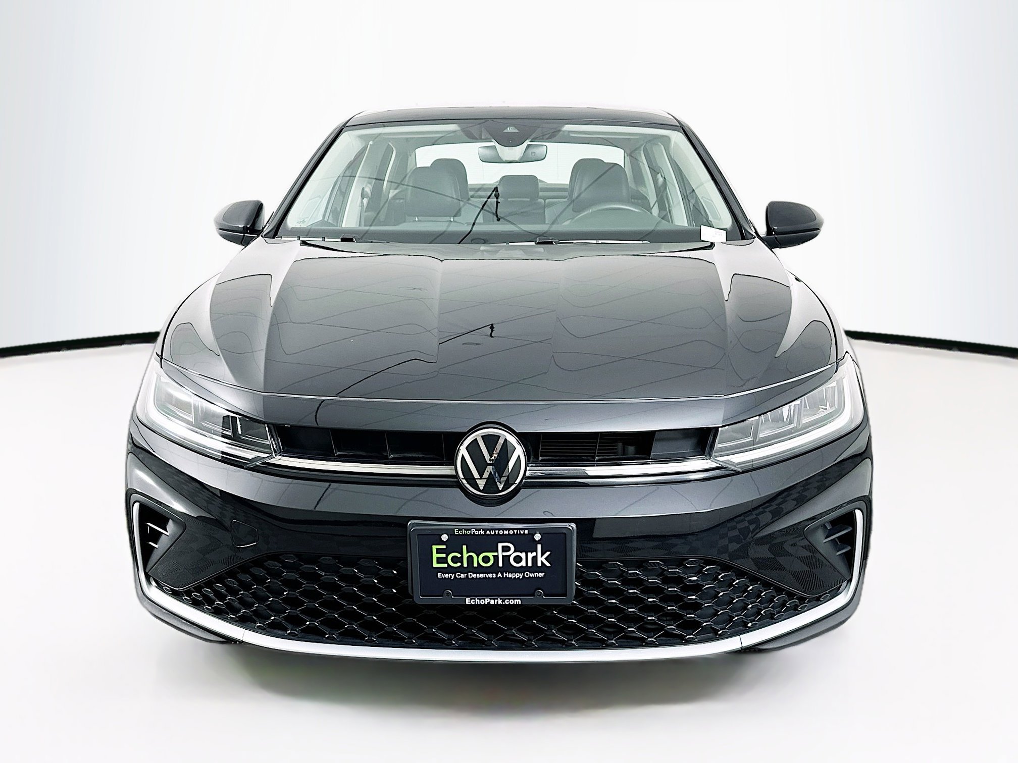 Used 2025 Volkswagen Jetta SE image 2