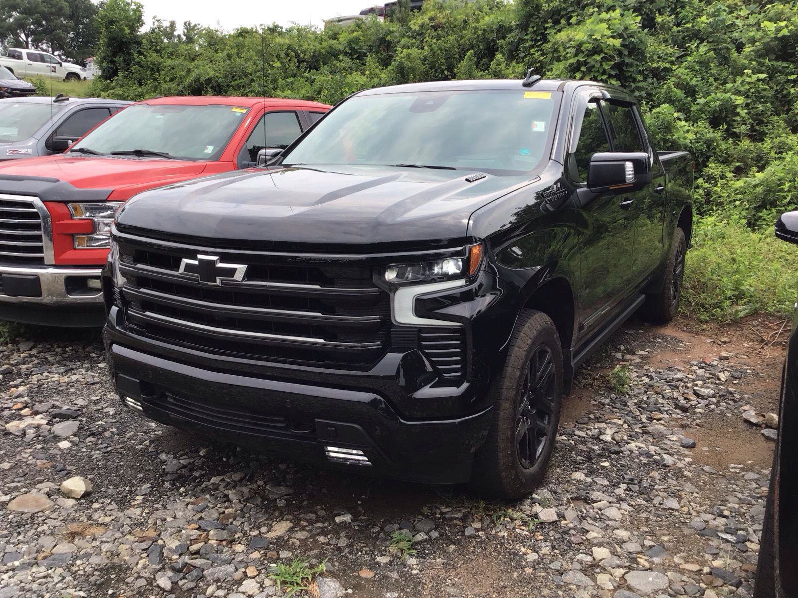 Used 2024 Chevrolet Silverado 1500 High Country w/ Midnight Edition AWD/4WD image 2