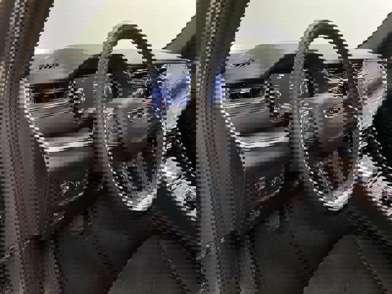 Used 2023 Jeep Grand Cherokee L Laredo image 2