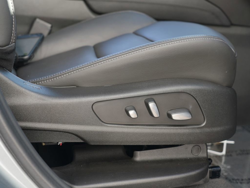 Used 2025 Cadillac XT6 Premium Luxury image 36