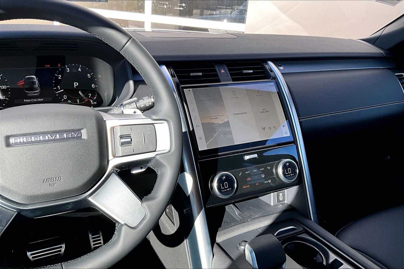 New 2026 Land Rover Discovery Dynamic SE image 7