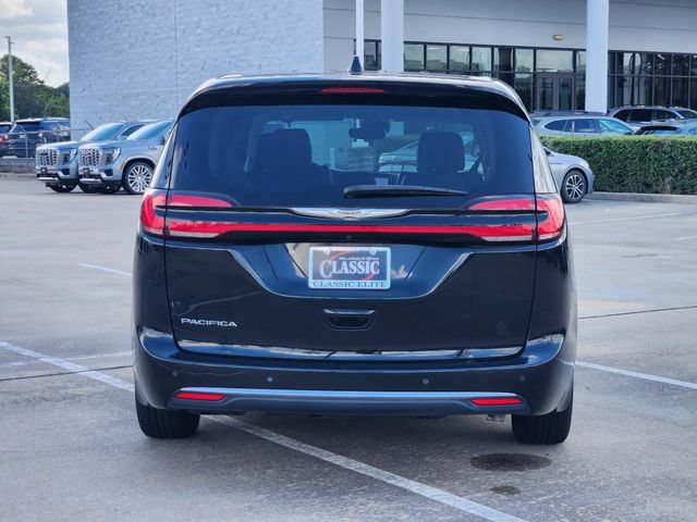Used 2024 Chrysler Pacifica Touring-L FWD image 6