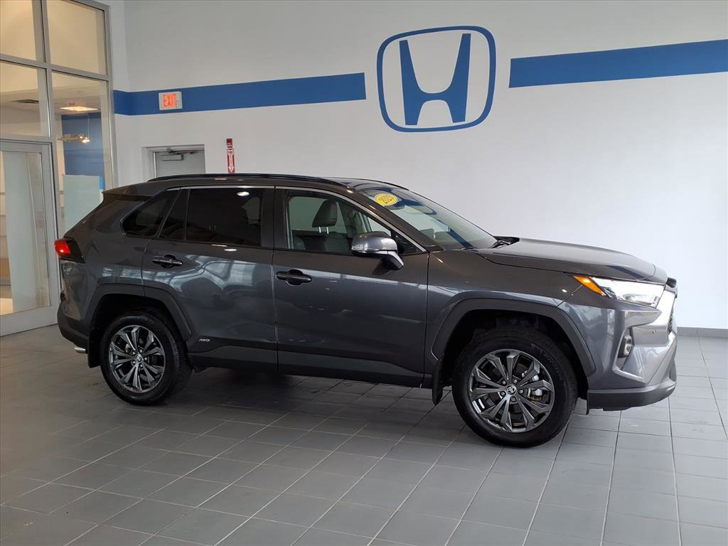 Used 2023 Toyota RAV4 XLE Premium image 2