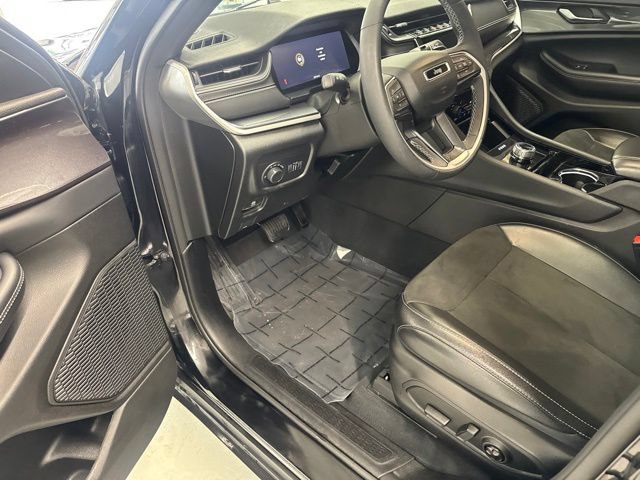Used 2023 Jeep Grand Cherokee Altitude AWD/4WD image 16