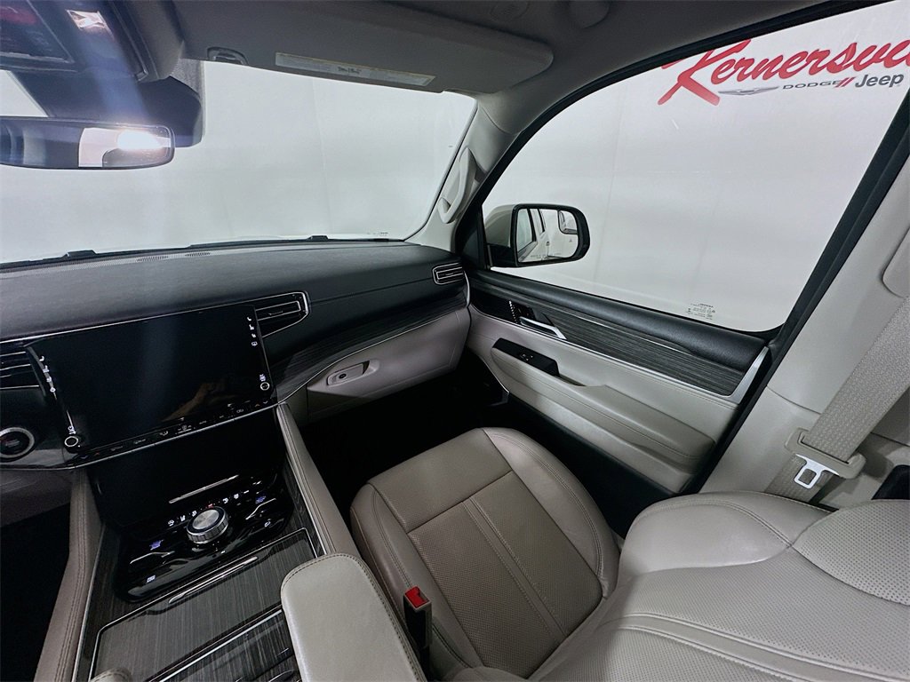 Used 2022 Jeep Wagoneer Series III w/ Premium Group I image 11