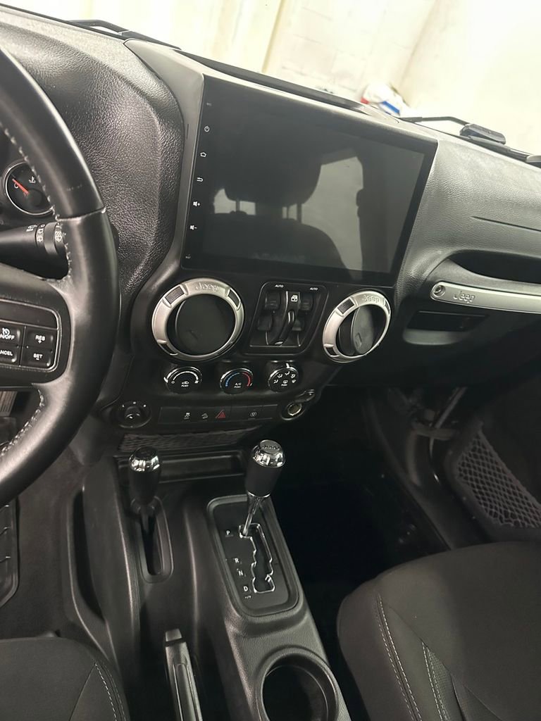 Used 2017 Jeep Wrangler Unlimited Sahara w/ Connectivity Group image 15