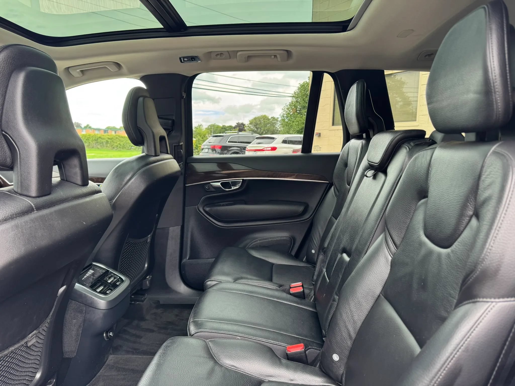 Used 2016 Volvo XC90 T6 Momentum w/ Momentum Plus Package AWD/4WD image 33