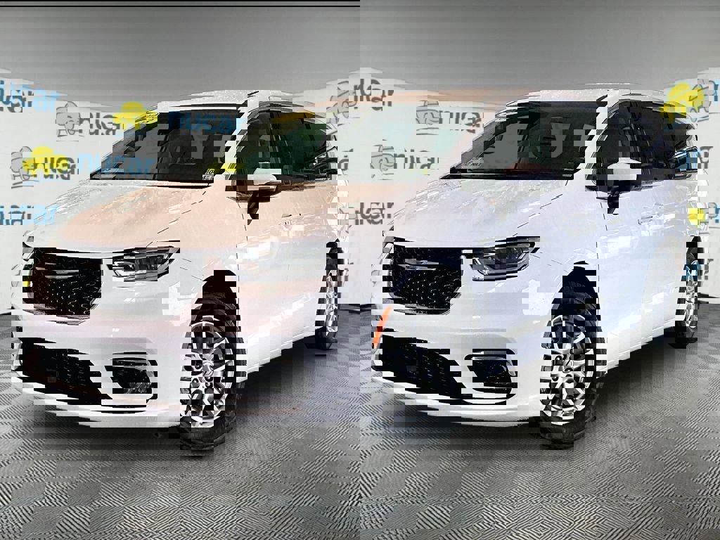 Used 2023 Chrysler Pacifica Touring-L image 3