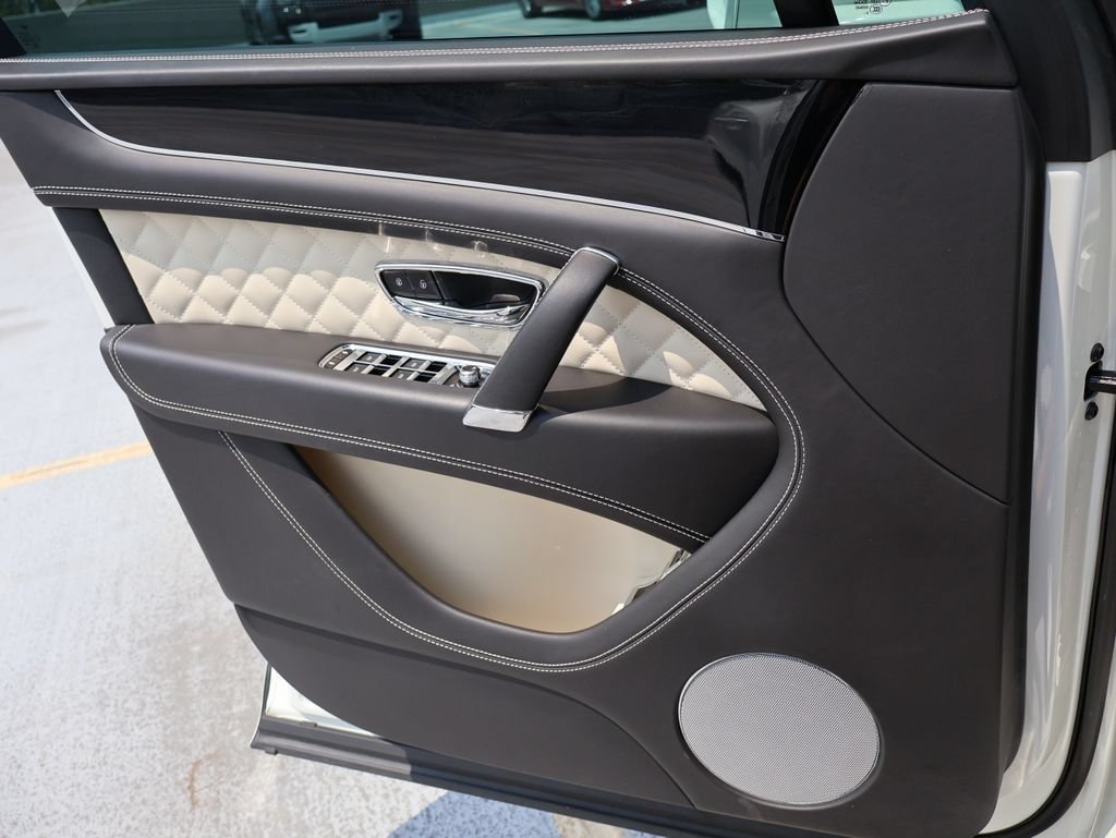 Used 2018 Bentley Bentayga AWD/4WD image 36