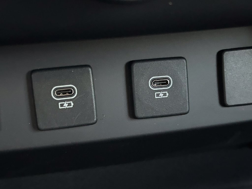 Used 2024 Land Rover Defender 130 Outbound AWD/4WD image 21