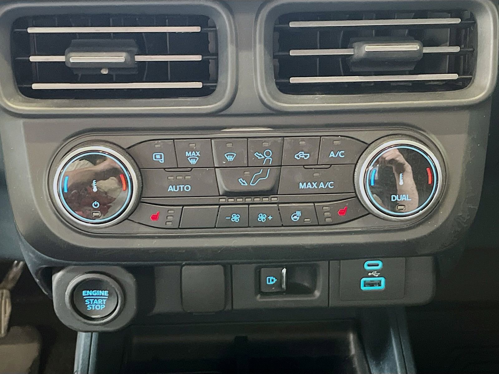 Used 2024 Ford Maverick Lariat w/ Black Appearance Package AWD/4WD image 16