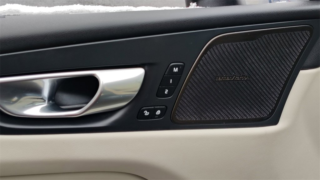 Certified 2023 Volvo XC60 B5 Plus w/ Climate Package image 9