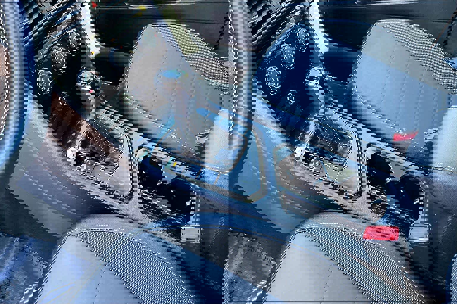 Used 2023 Volkswagen Taos SE w/ Panoramic Sunroof Package image 17