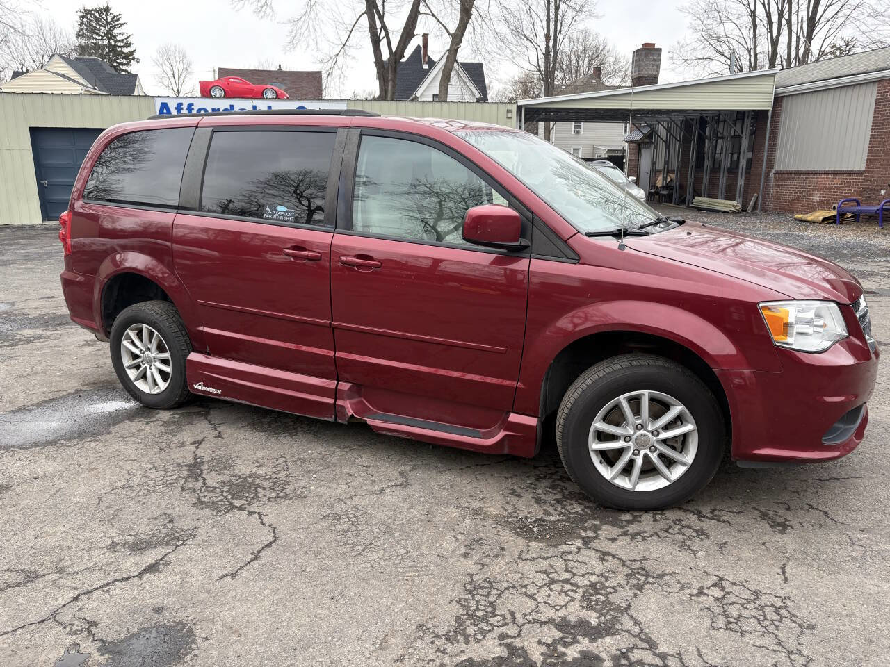 Used 2014 Dodge Grand Caravan SXT w/ UConnect Hands-Free Group image 2