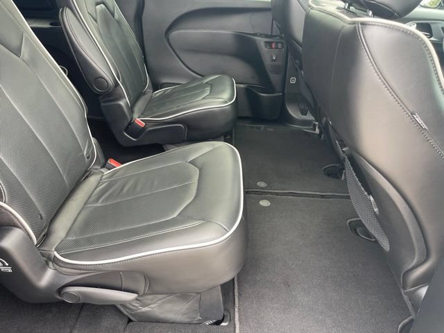 Used 2025 Chrysler Pacifica Limited FWD image 36