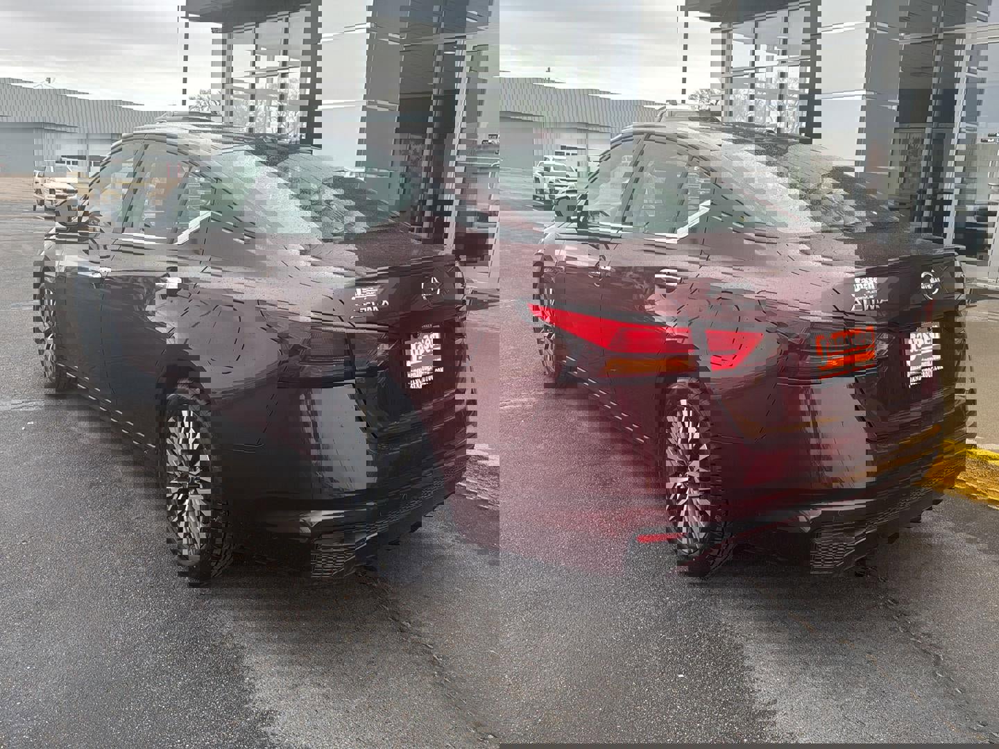 Used 2024 Nissan Altima 2.5 SV image 2