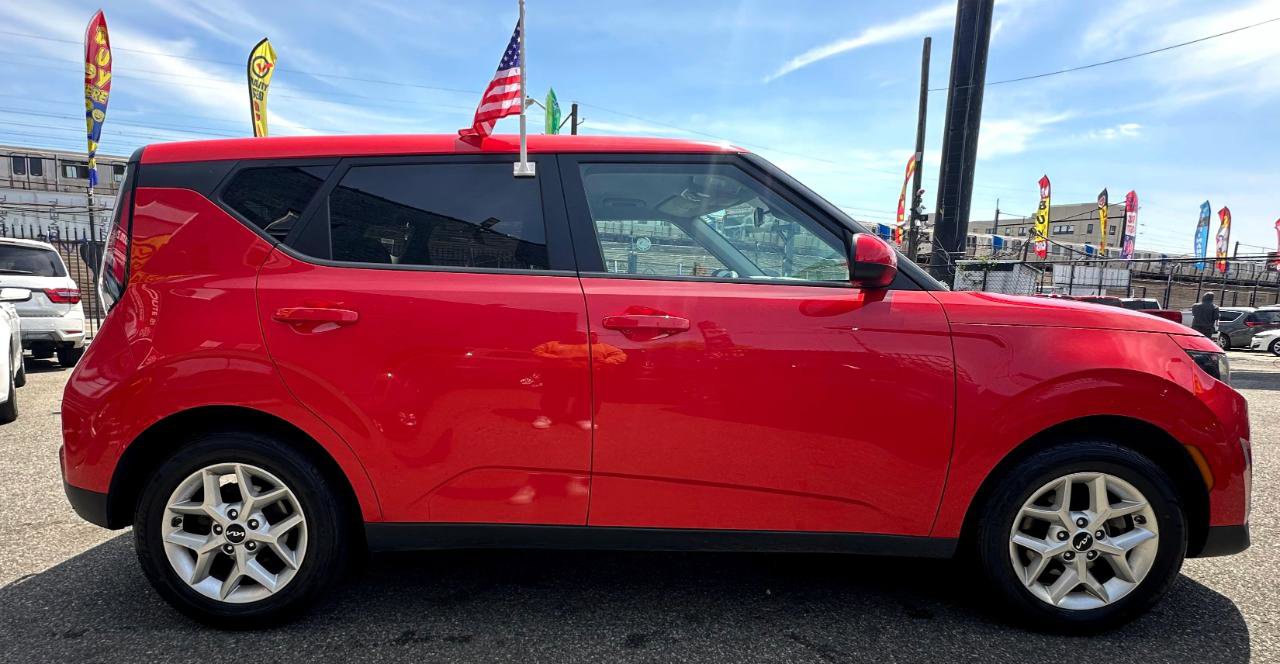 Used 2023 Kia Soul LX w/ Option Group 015 FWD image 3