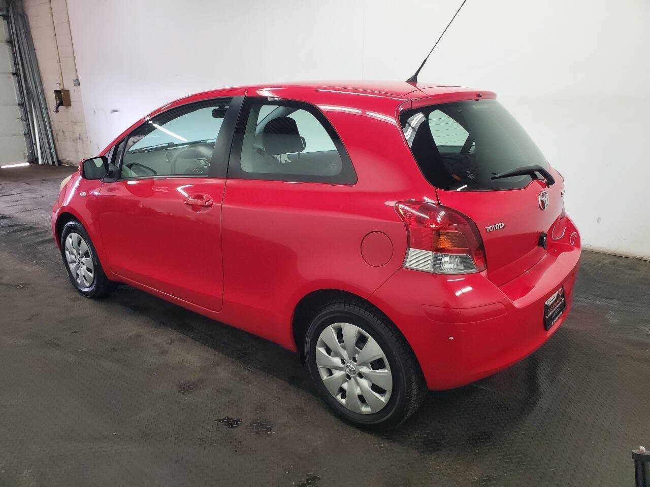 Used 2010 Toyota Yaris 2-Door Hatchback FWD image 5
