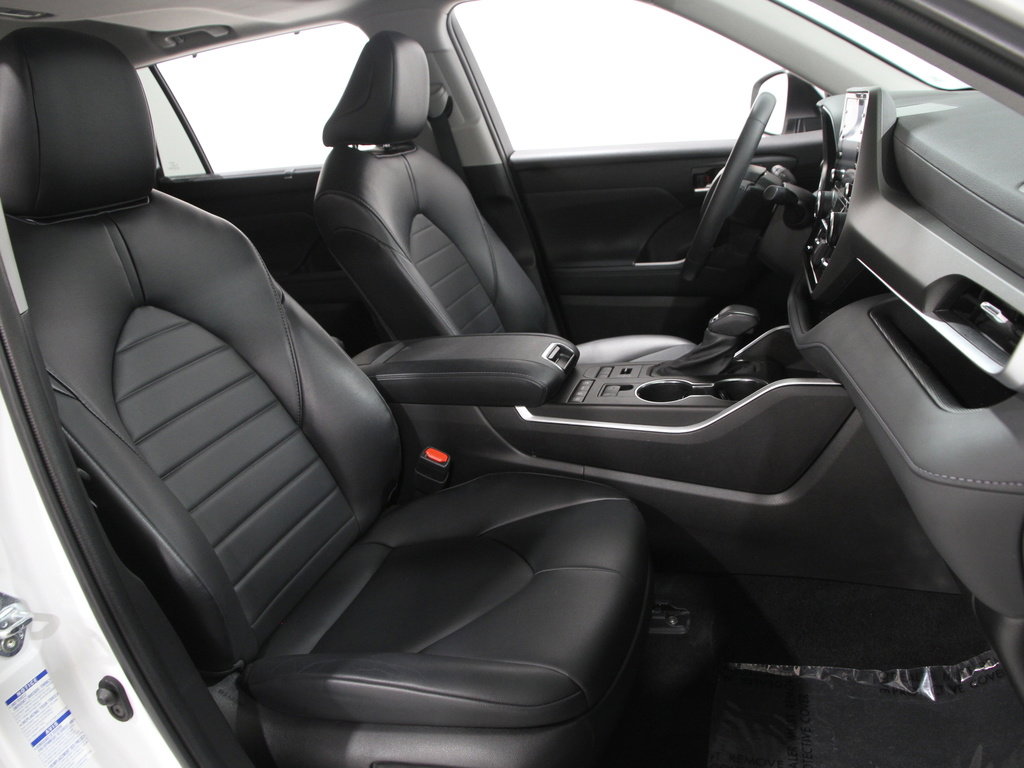 Used 2022 Toyota Highlander XLE image 16