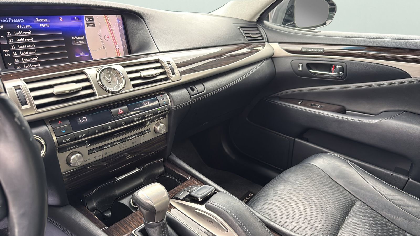 Used 2016 Lexus LS 460 w/ Comfort Package image 19