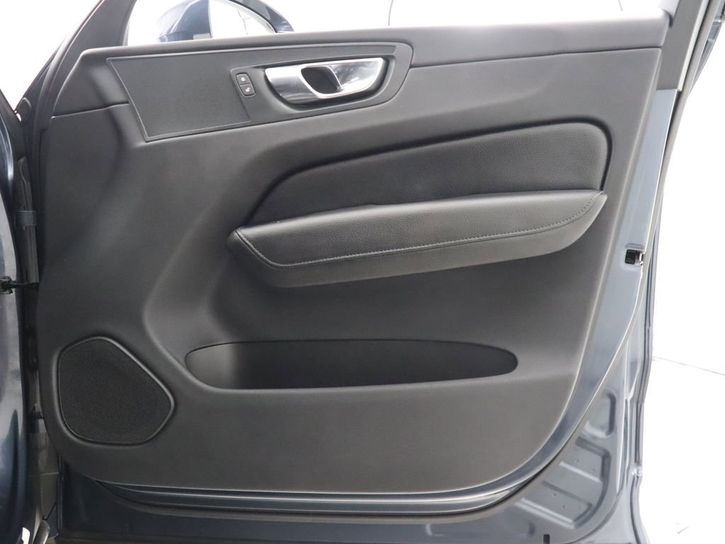 Used 2018 Volvo XC60 T6 Momentum w/ Vision Package image 36