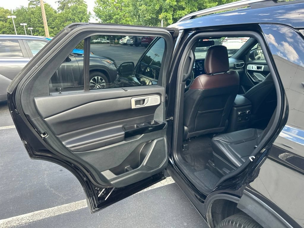 Used 2023 Ford Explorer Platinum w/ Technology Package AWD/4WD image 11