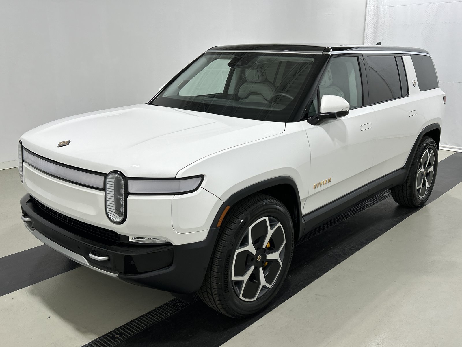 Used 2024 Rivian R1S Adventure AWD/4WD image 1