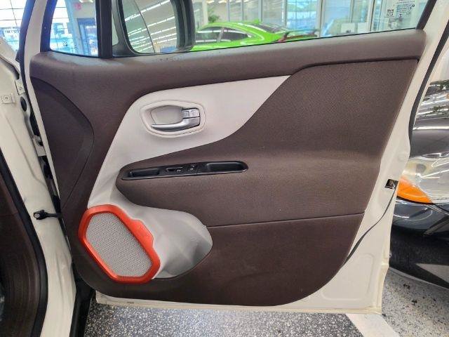 Used 2016 Jeep Renegade Latitude FWD image 32