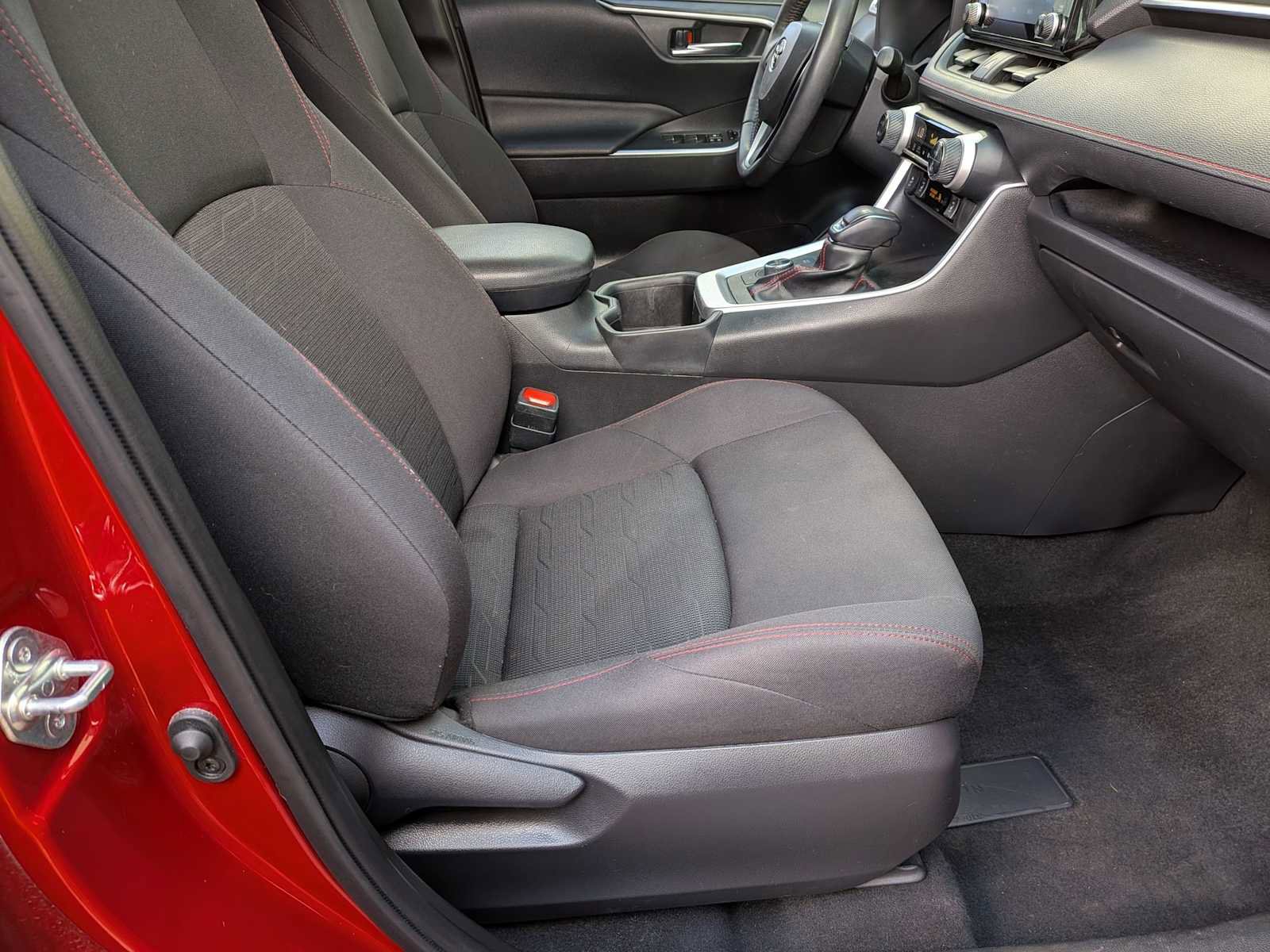 Used 2022 Toyota RAV4 SE w/ Weather & Moonroof Package image 18