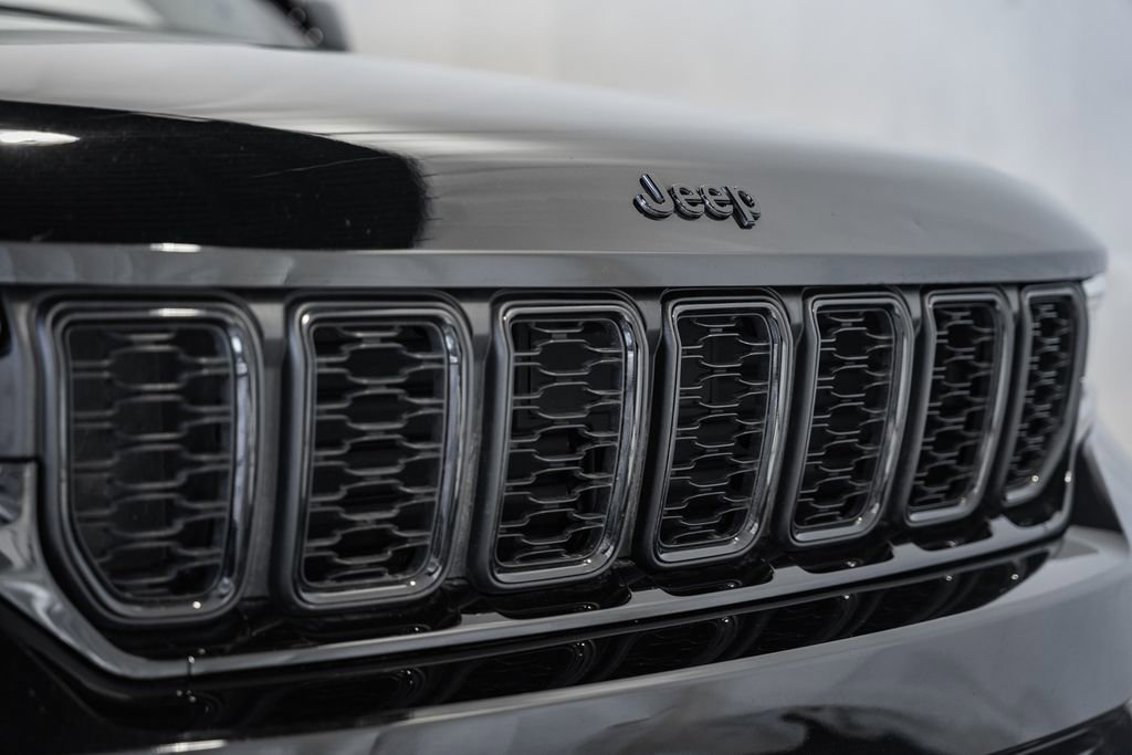 Certified 2023 Jeep Grand Cherokee Limited w/ Black Appearance Package image 11