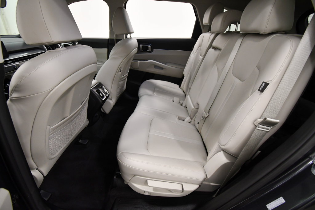 Certified 2024 Kia Sorento S w/ Panoramic Sunroof Package AWD/4WD image 15