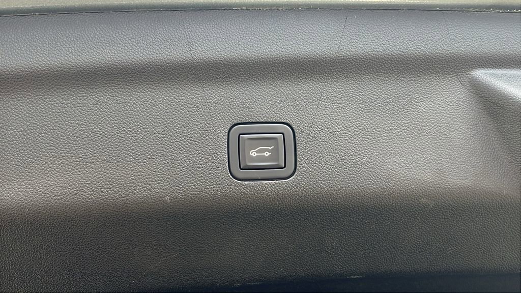 Used 2023 Chevrolet Suburban Premier image 18