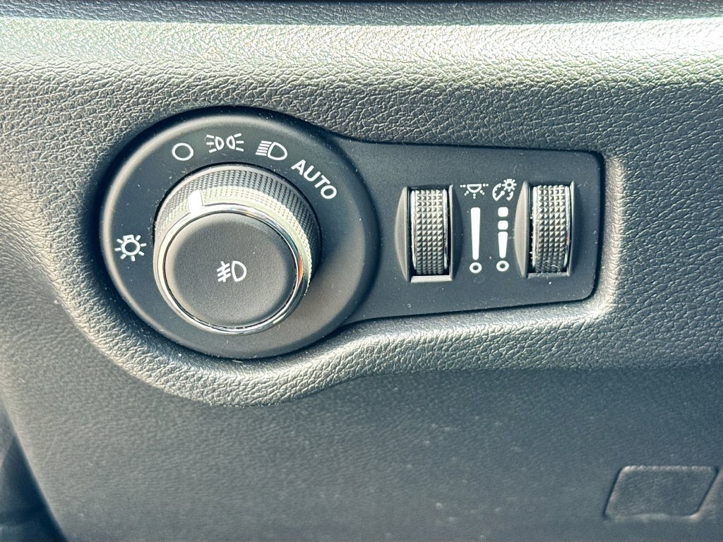 Used 2024 Chrysler Pacifica Pinnacle FWD image 12