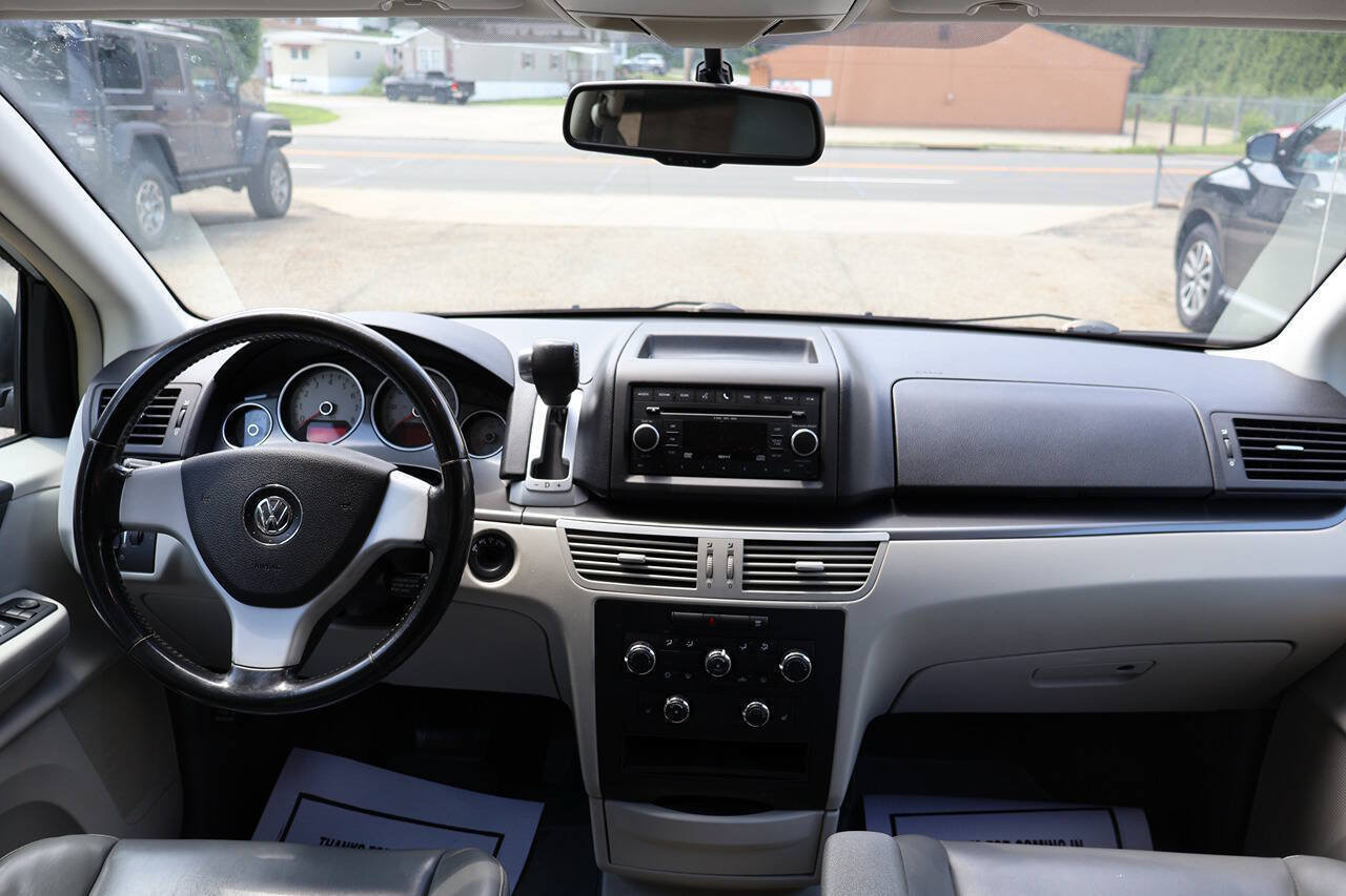 Used 2010 Volkswagen Routan SE FWD image 28
