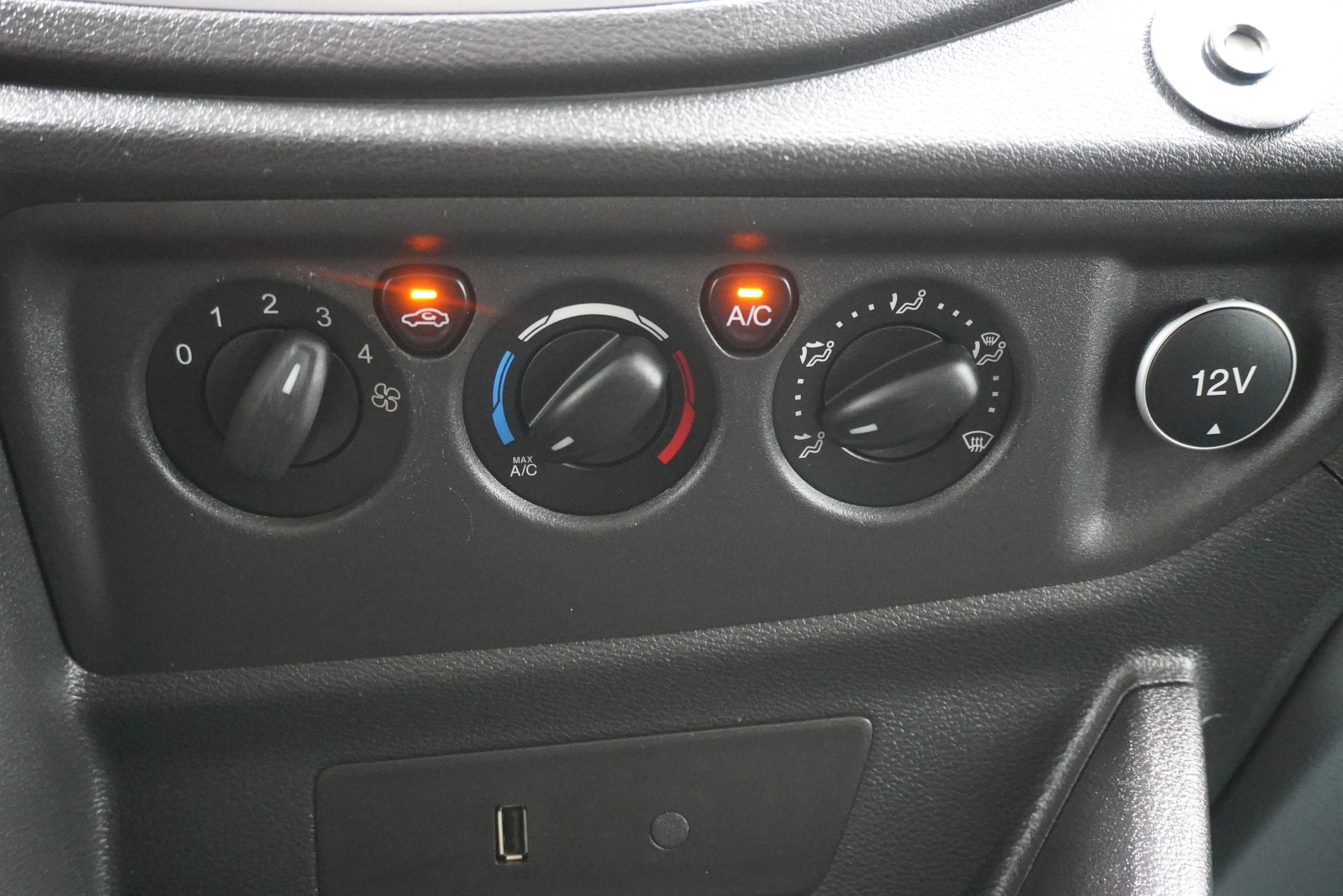 Used 2018 Ford Transit 150 XLT RWD image 17