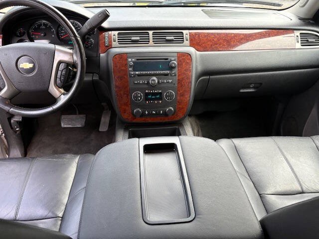 Used 2012 Chevrolet Suburban LT RWD image 12