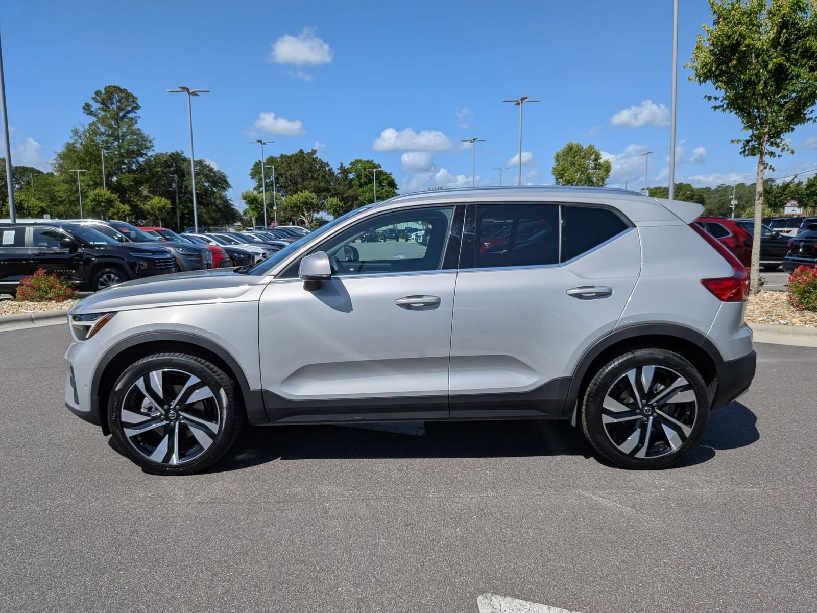 Used 2025 Volvo XC40 B5 Plus AWD/4WD image 6