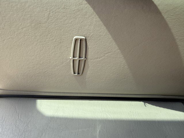 Used 2001 Lincoln Town Car Cartier image 23