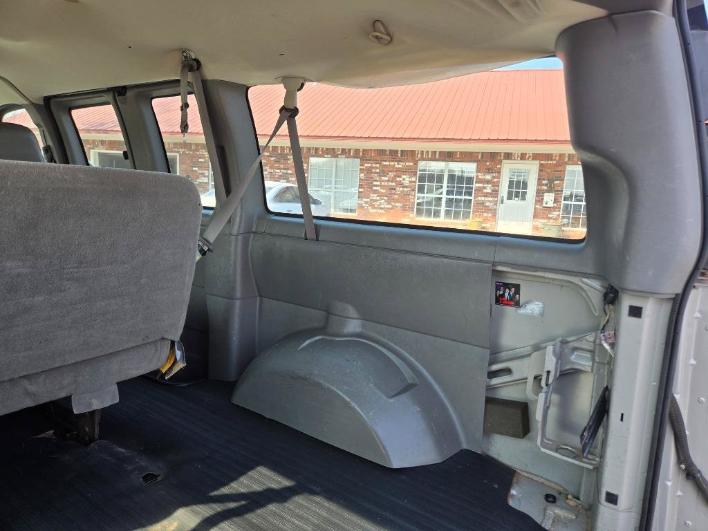 Used 2006 GMC Savana 1500 Passenger RWD image 18