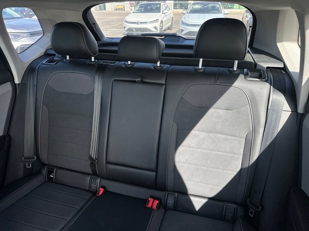 Used 2023 Volkswagen Taos SE w/ Black Wheel Package image 21