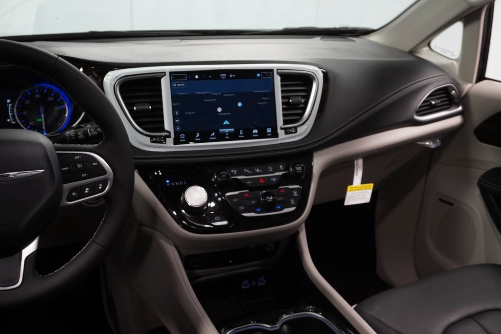 New 2023 Chrysler Pacifica Limited w/ Uconnect Theater Family Group image 22