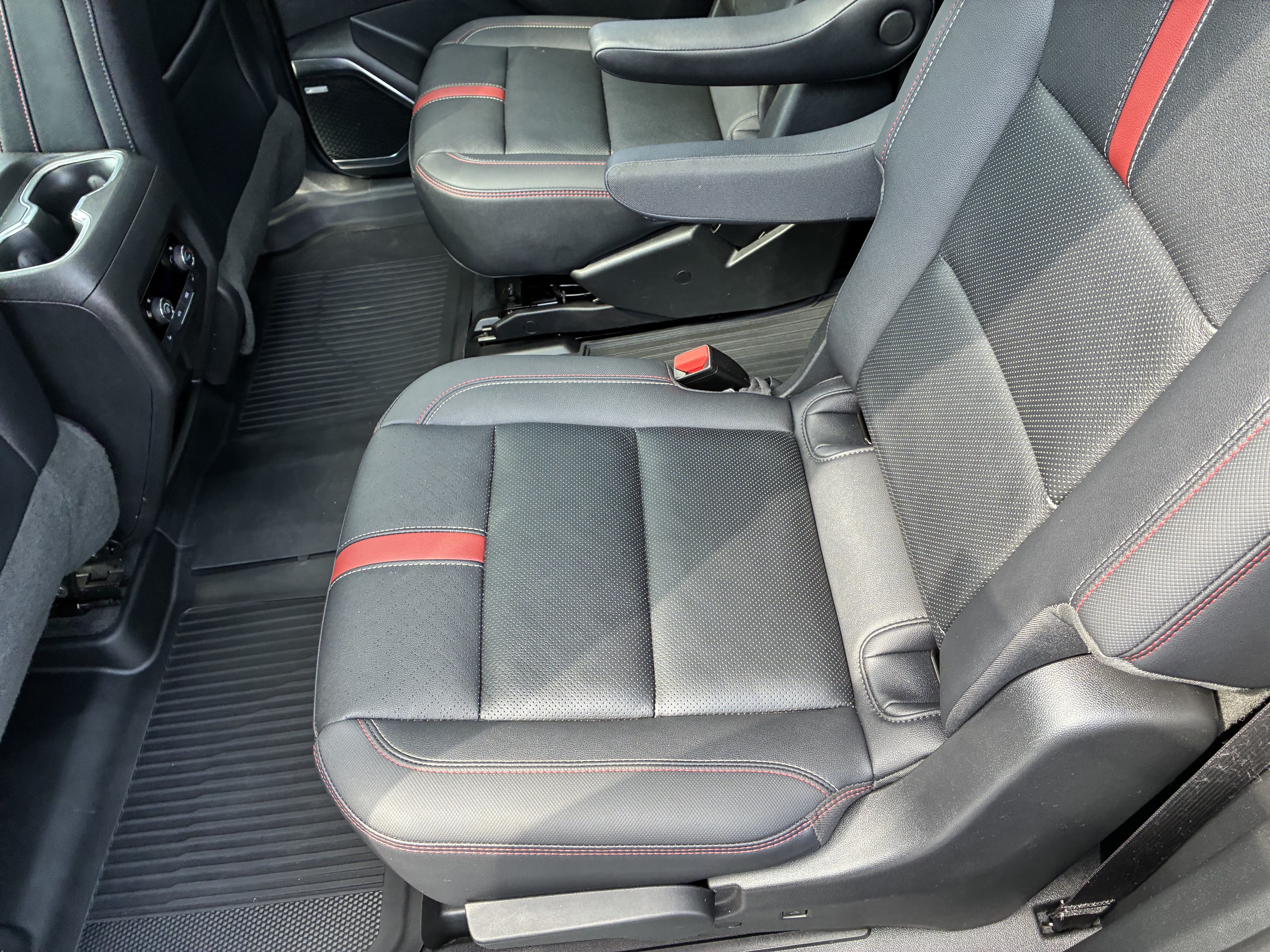Used 2024 Chevrolet Traverse RS FWD image 15
