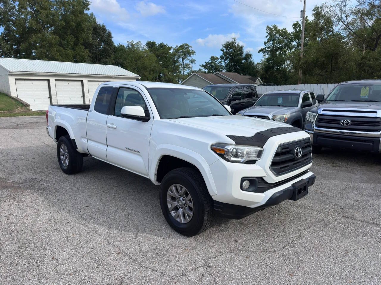 Used 2017 Toyota Tacoma SR5 w/ Tow Package AWD/4WD image 3