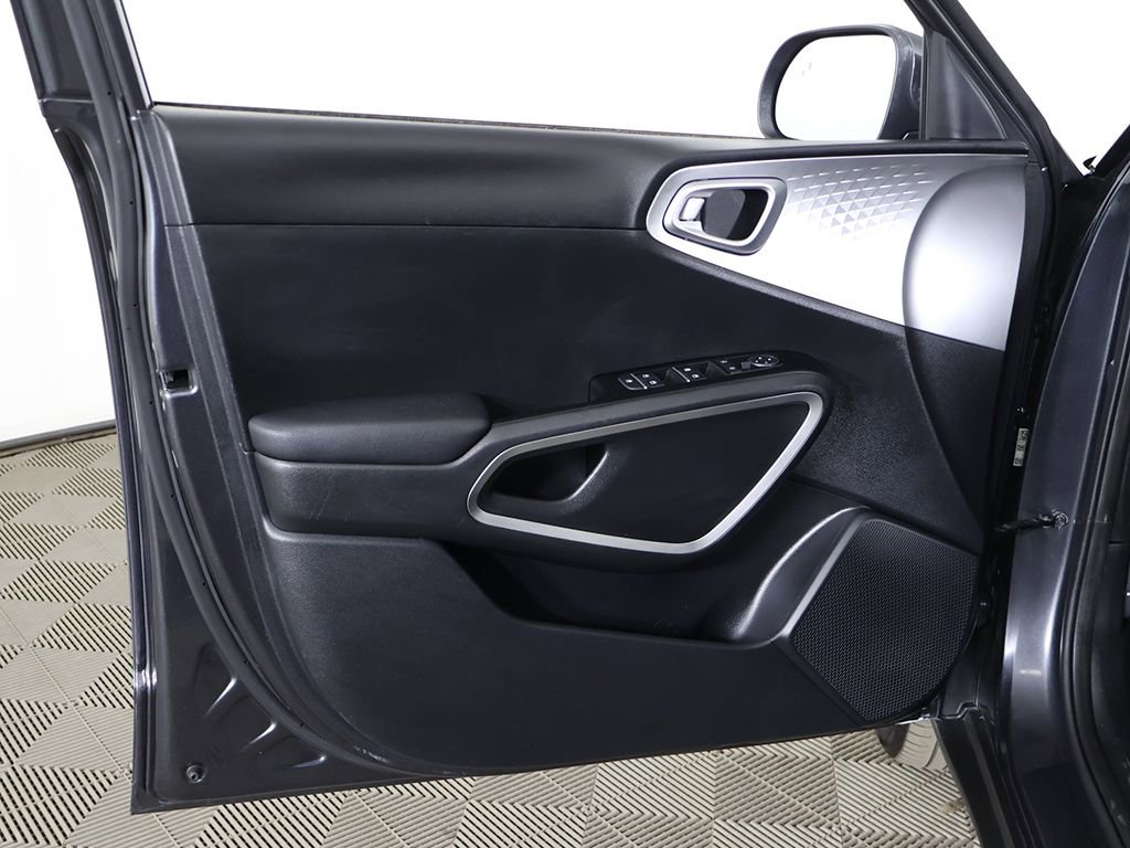 Used 2025 Kia Soul LX w/ LX Technology Package FWD image 21