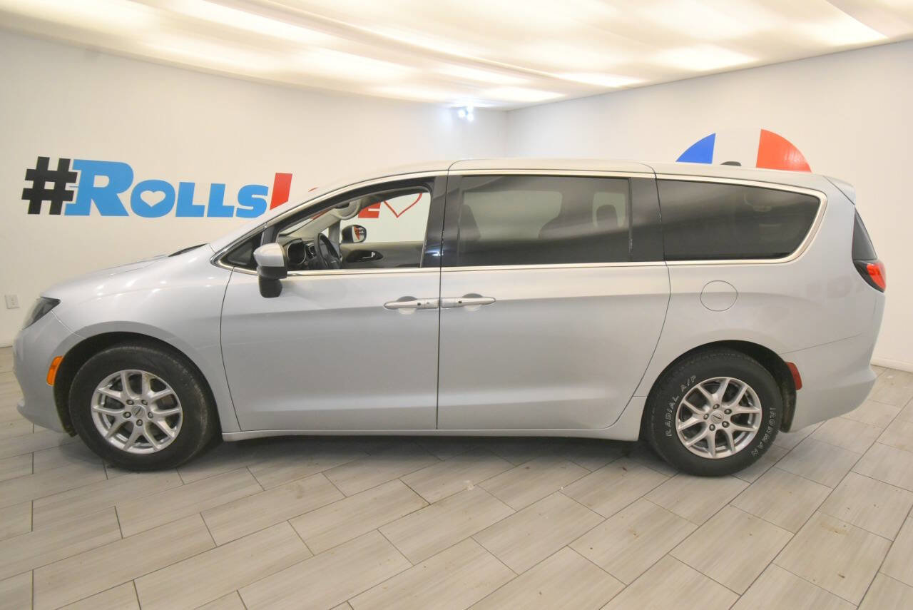 Used 2023 Chrysler Voyager LX FWD image 2