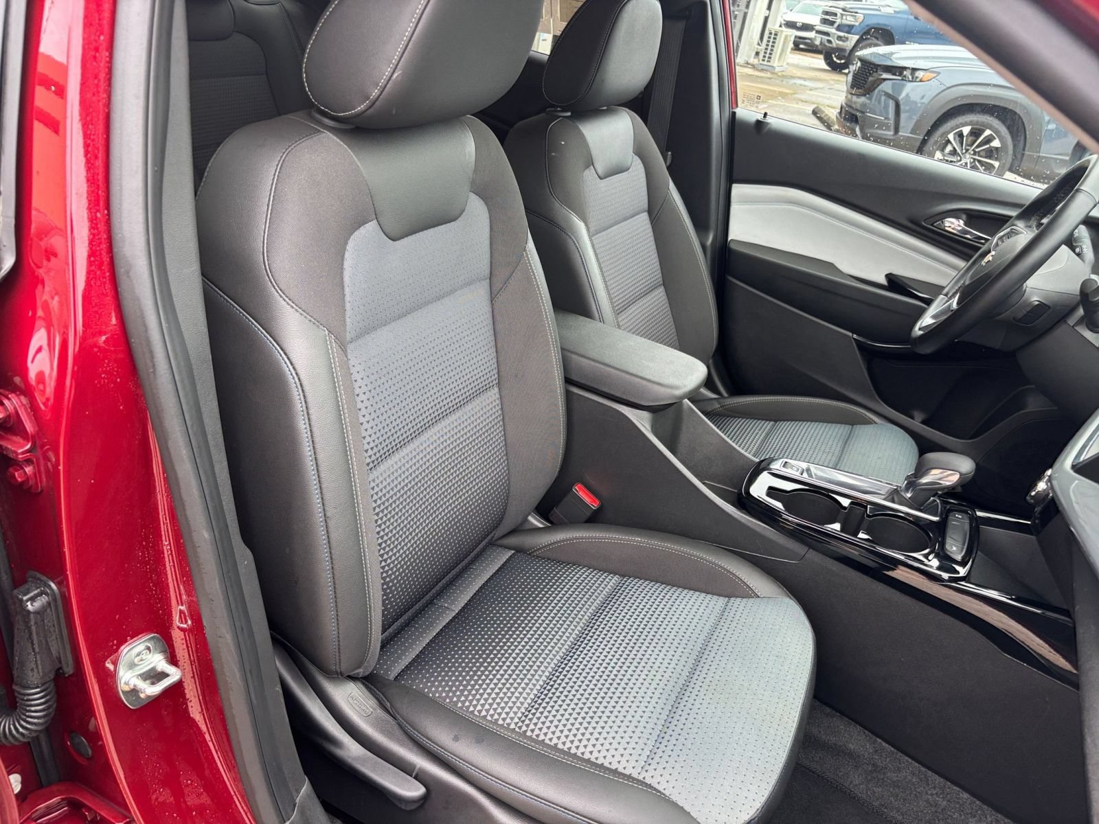 Used 2025 Chevrolet Trax LT w/ LT Convenience Package FWD image 30
