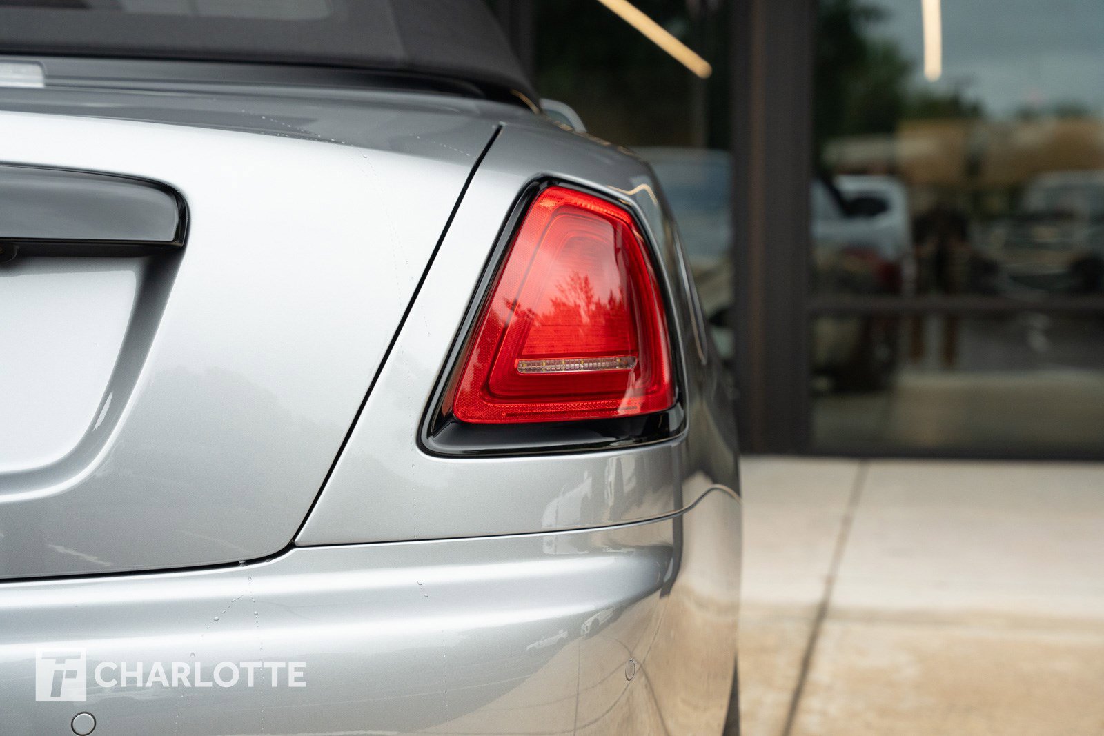 Used 2019 Rolls-Royce Dawn image 19