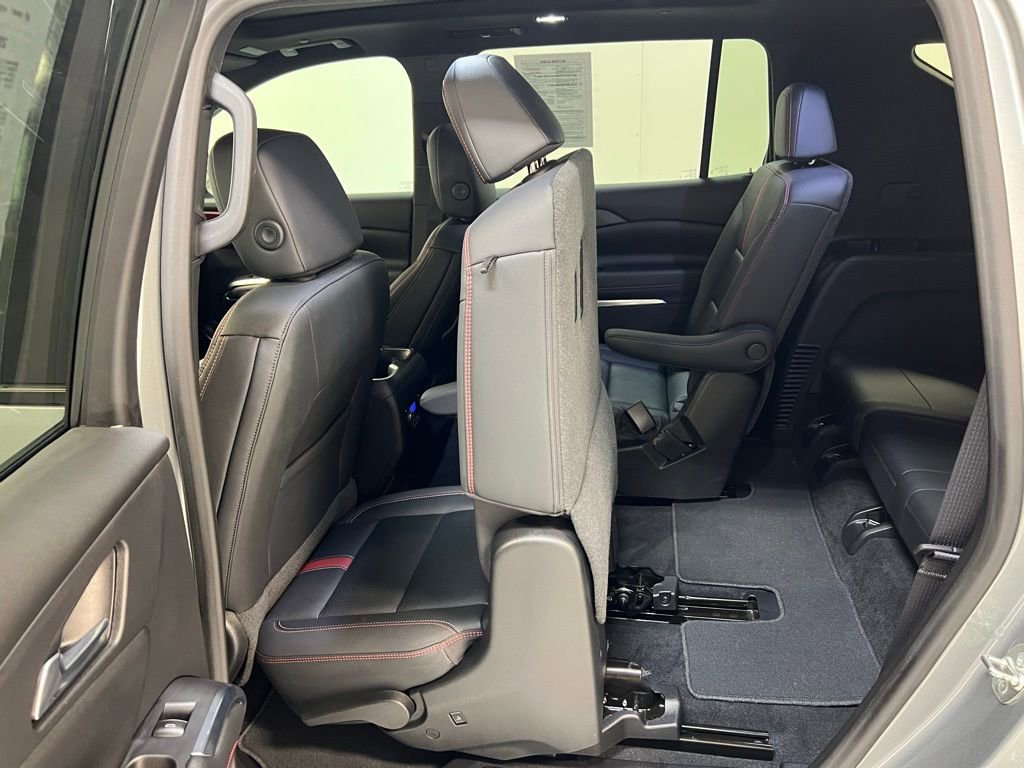 Used 2024 Chevrolet Traverse RS image 28