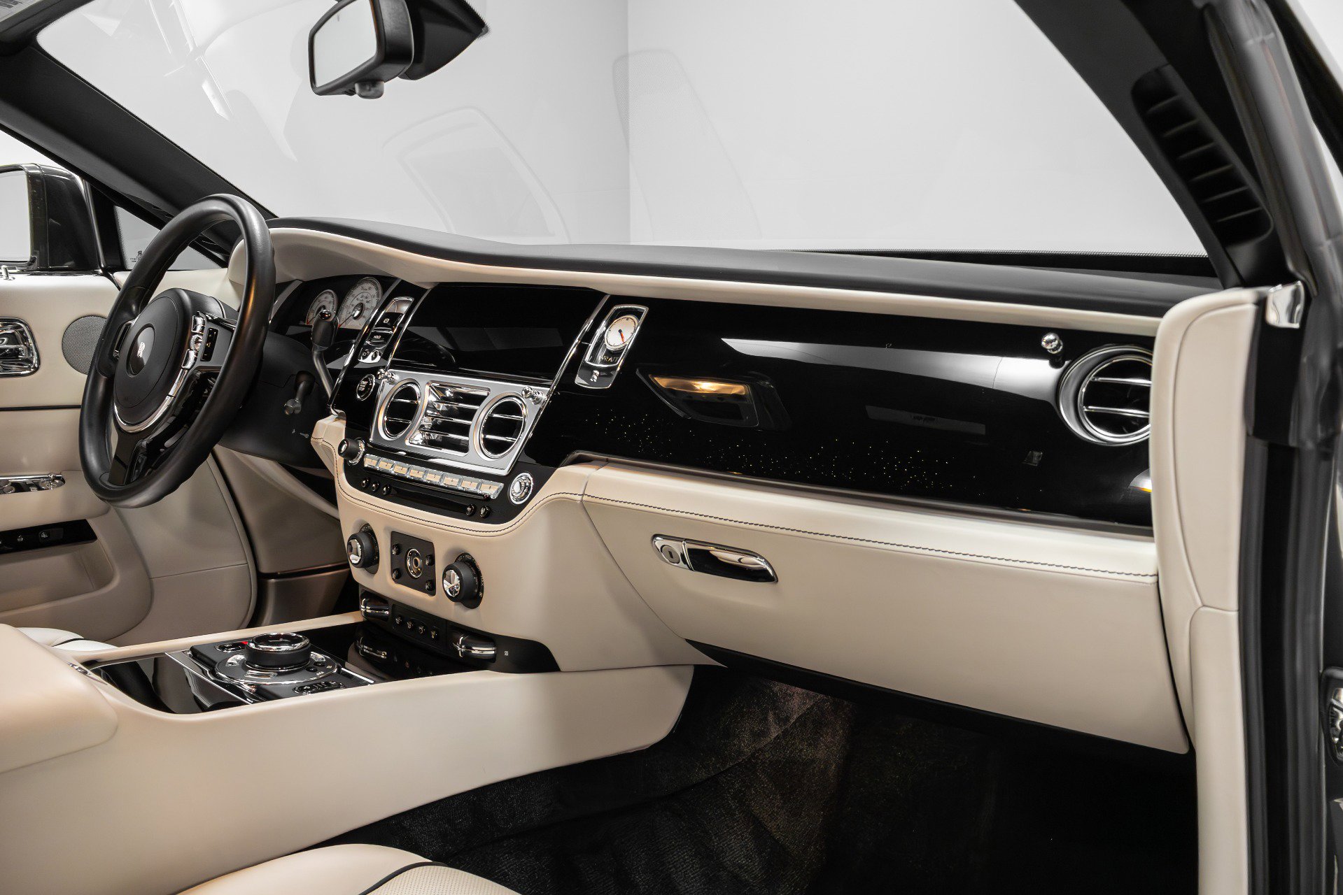 Used 2016 Rolls-Royce Wraith image 21